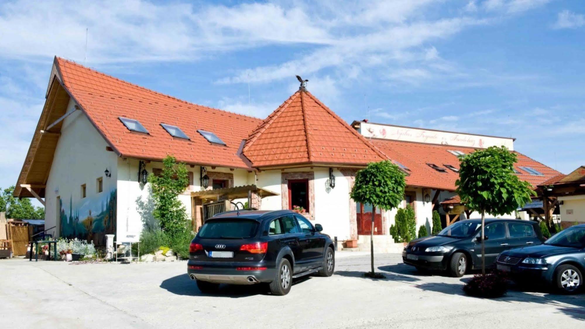 Nyilas Fogado Otel Nyíregyháza Dış mekan fotoğraf